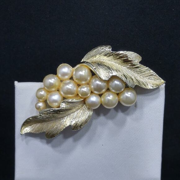 Lisner Faux Pearl Leaf Brooch Gold Plated 1960s Vintage Jewelry Signed - Picture 10 of 10